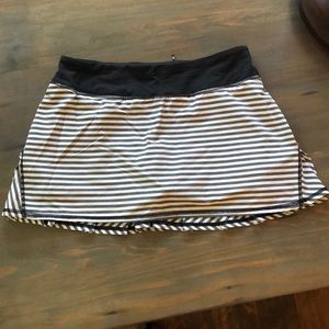 LULULEMON TENNIS/RUN SKIRT SIZE 6!!
